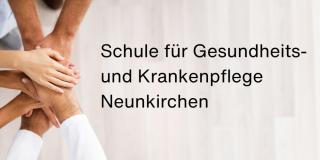 Am rechten Rand befinden sich sieben aufeinanderliegende Hände, die scheinbar einschlagen. Man sieht nur Hände und Unterarme. Die unteren beiden Arme tragen weiße lange Kittel. Von einer Person sieht man eine hellblaue Hose, die wie eine OP-Hose aussieht und Sneakers oder Gesundheitsschuhe in Grau. Den Hintergrund bildet ein verschwommener, grauer Holzoptik-Fußboden. Daneben steht 