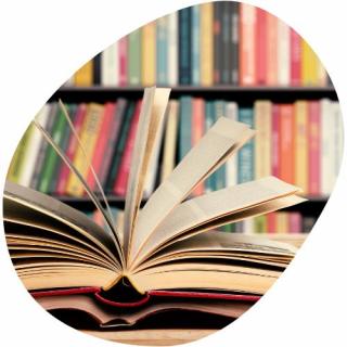 Am Bild ist ein aufgeschlagenes Buch zu sehen. Im Hintergrund erkennt man ein Bücherregal mit weiteren Bücher.

© Canva: DAPA Images