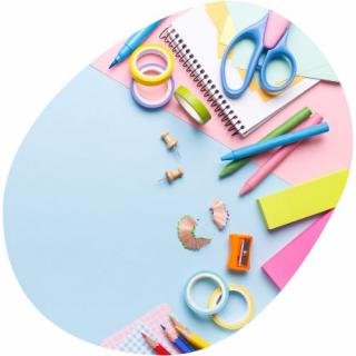 Am Bild sind viele bunte Schulutensilien zu erkennen.

© Canva: Lana_M von Getty Images Pro