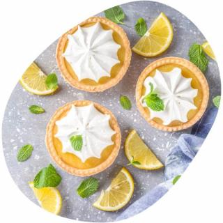 Am bild sind Zitronen-Muffins zu sehen. Liebevoll aufgestellt. Ein paar Pfefferminzblätter und Zitronenscheiben sind ebenso zu erkennen.

© Canva: rimmabondarenko 