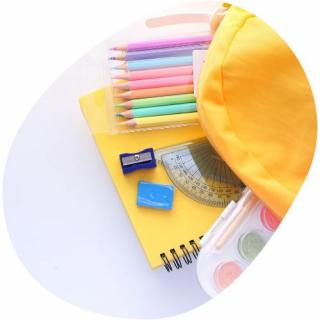 Am Bild sieht man eine Schultasche mit Schulsachen wie z.B. Stiften, Wasserfarben, Lineal usw.

© Canva: towfiqu barbhuiya